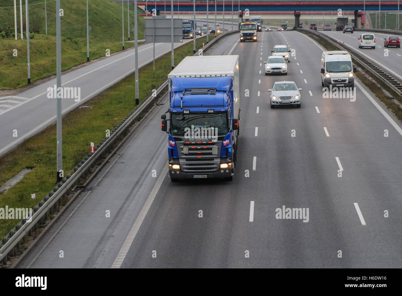 Gdansk, Polonia, 18 de noviembre de 2016 camiones en la circunvalación de la ciudad de Gdansk son vistos. La Comisión Europea ha decidido en 17th, noviembre de 2016 para referirse a Polonia a la Corte de Justicia de la UE por la aplicación incorrecta de la Directiva 96/53/CE sobre pesos y dimensiones máximas de determinados vehículos de carretera. En particular, Polonia restringe la libertad para utilizar su red de carreteras para ciertos camiones incluso si cumplen con las normas de la UE. Crédito: Michal Fludra/Alamy Live News Foto de stock