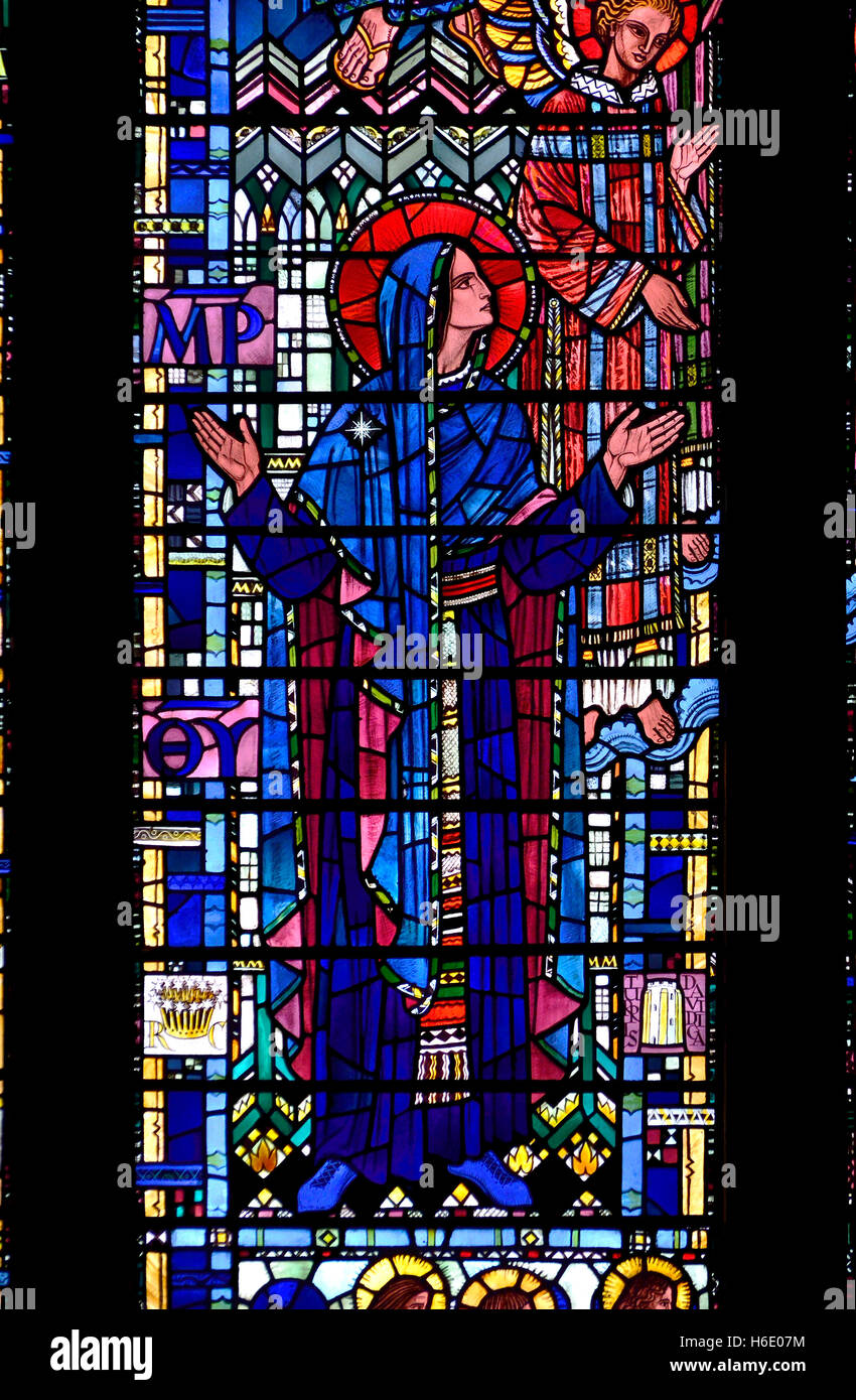 Londres, Inglaterra, Reino Unido. La iglesia de St Etheldreda en Ely Place, la antigua capilla de los Obispos de Ely. Vidriera: ventana oriental Foto de stock