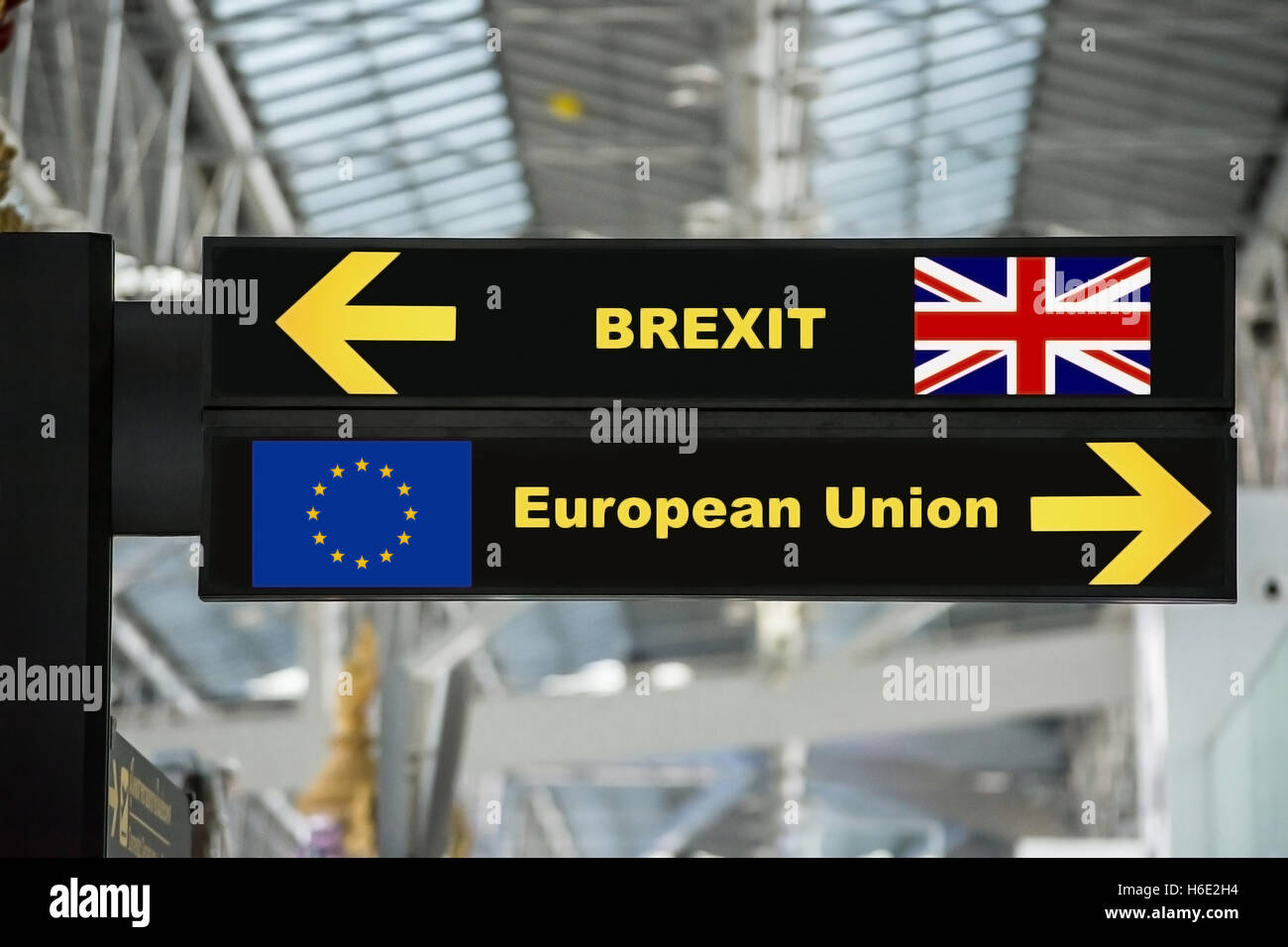 Brexit o salir en el aeropuerto británico letrero con fondo borroso. Concepto Brexit. Foto de stock