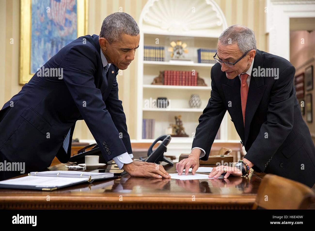 El Presidente de Estados Unidos, Barack Obama, y el consejero presidencial John Podesta reunirse en la Oficina Oval de la Casa Blanca el 29 de enero de 2015 en Washington, DC. Foto de stock