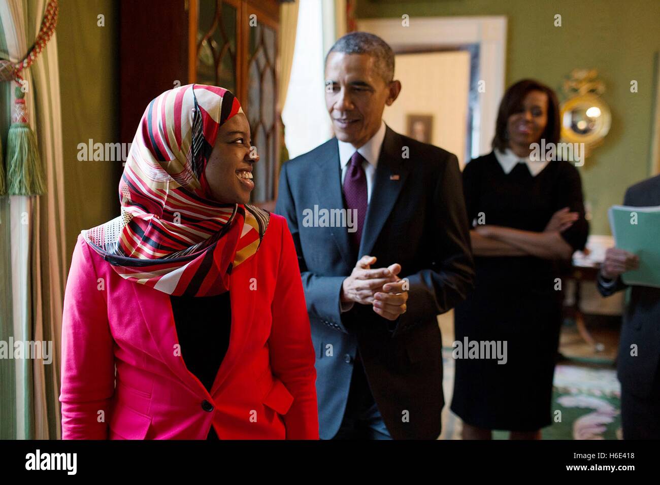 Estudiante de Harvard Saheela Ibraheem mira hacia atrás al presidente estadounidense Barack Obama y la Primera Dama Michelle Obama, mientras se prepara para introducirlos en una recepción celebrando el Mes de la Historia Negra en la Sala Verde de la Casa Blanca, el 26 de febrero de 2015 en Washington, DC. Foto de stock