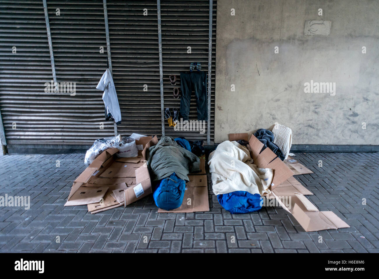 Las personas sin hogar duermen en las calles de Brighton. Foto de stock