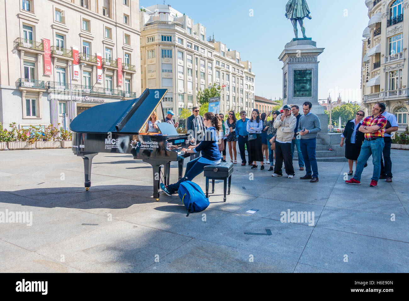 Una mujer pianista toca el piano delante de numerosos miradores en Madrid  llena de pianos en Madrid, España Fotografía de stock - Alamy