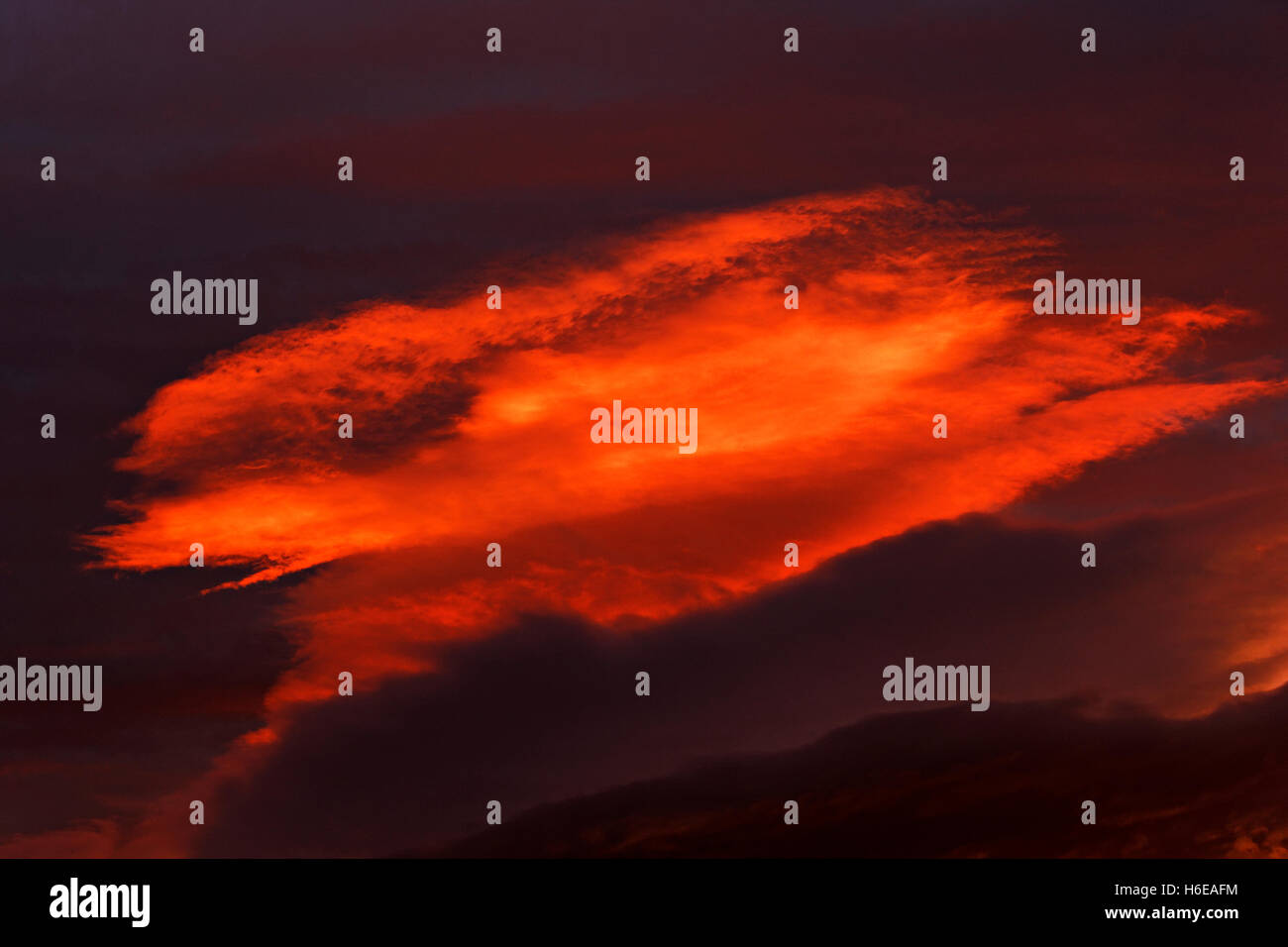 Cielo nublado al amanecer, al nordeste de Islandia, en el Atlántico Norte, Europa Foto de stock