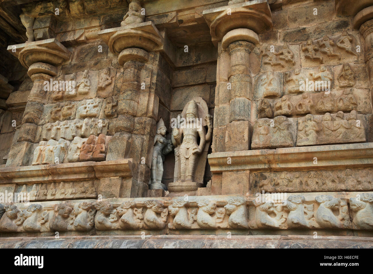 Vishnu con sus consortes, nicho en el muro occidental, el Templo Brihadisvara de Gangaikondacholapuram, Tamil Nadu, India. Foto de stock