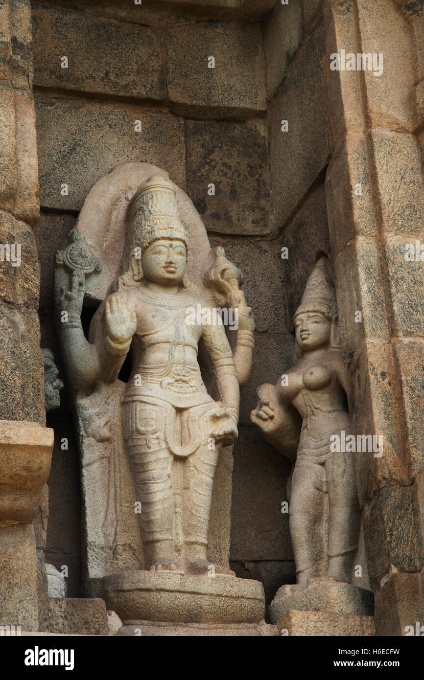 Vishnu con sus consortes, nicho en el muro occidental, el Templo Brihadisvara de Gangaikondacholapuram, Tamil Nadu, India. Foto de stock