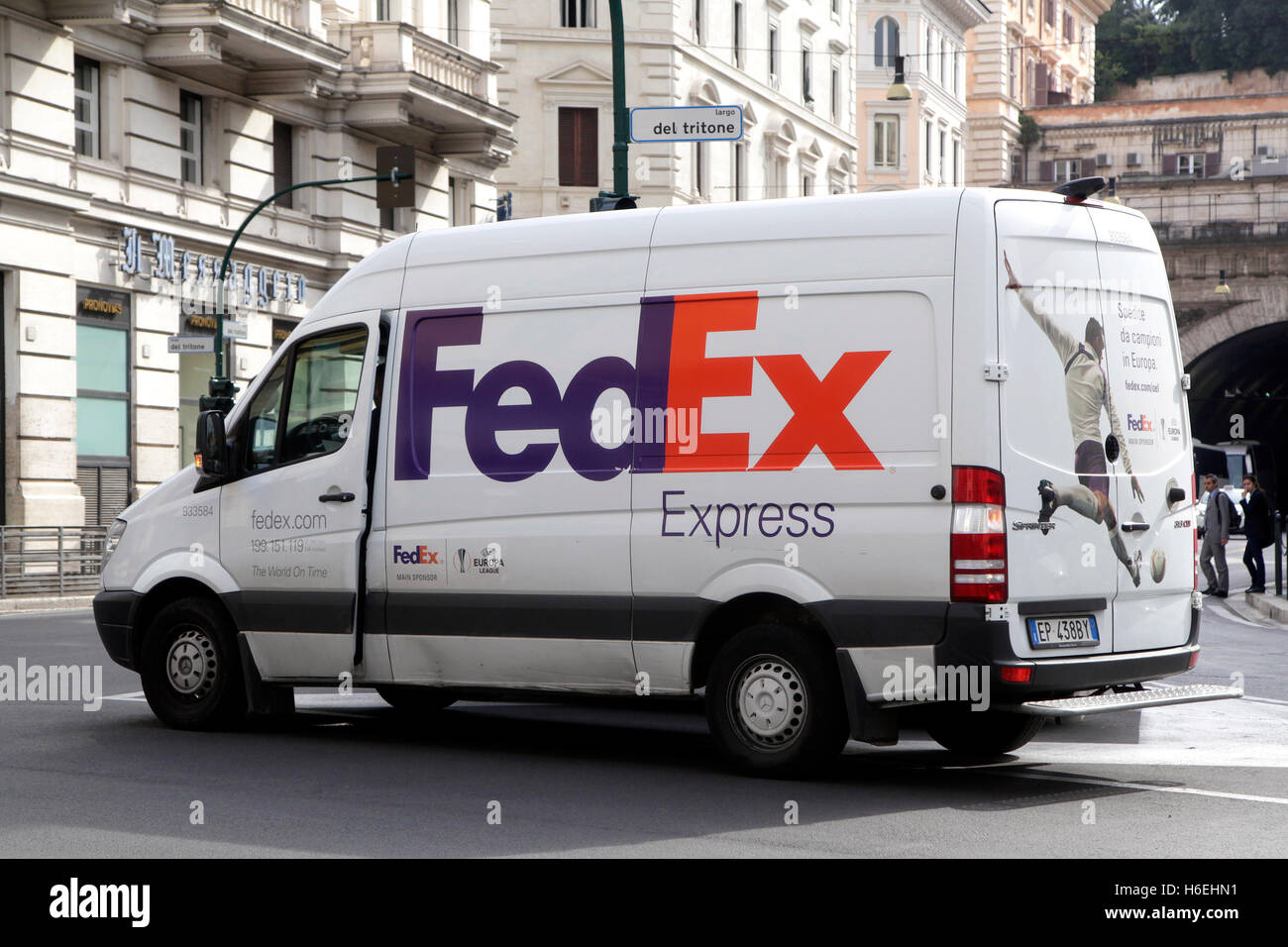 FedEx Express truck midtown en Roma. FedEx Corporation es una empresa  multinacional de servicios de entrega de correo Fotografía de stock - Alamy