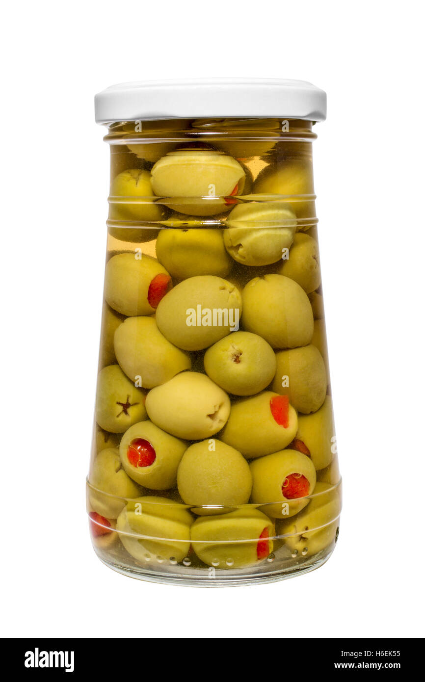 Los alimentos. Tarro de encurtido de aceitunas rellenas con pimientos rojos Foto de stock