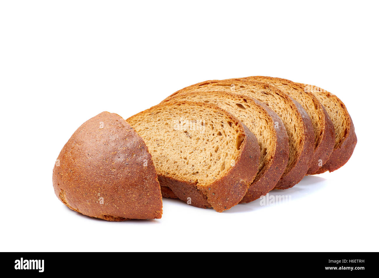 Barra de pan en rodajas sobre blanco Foto de stock