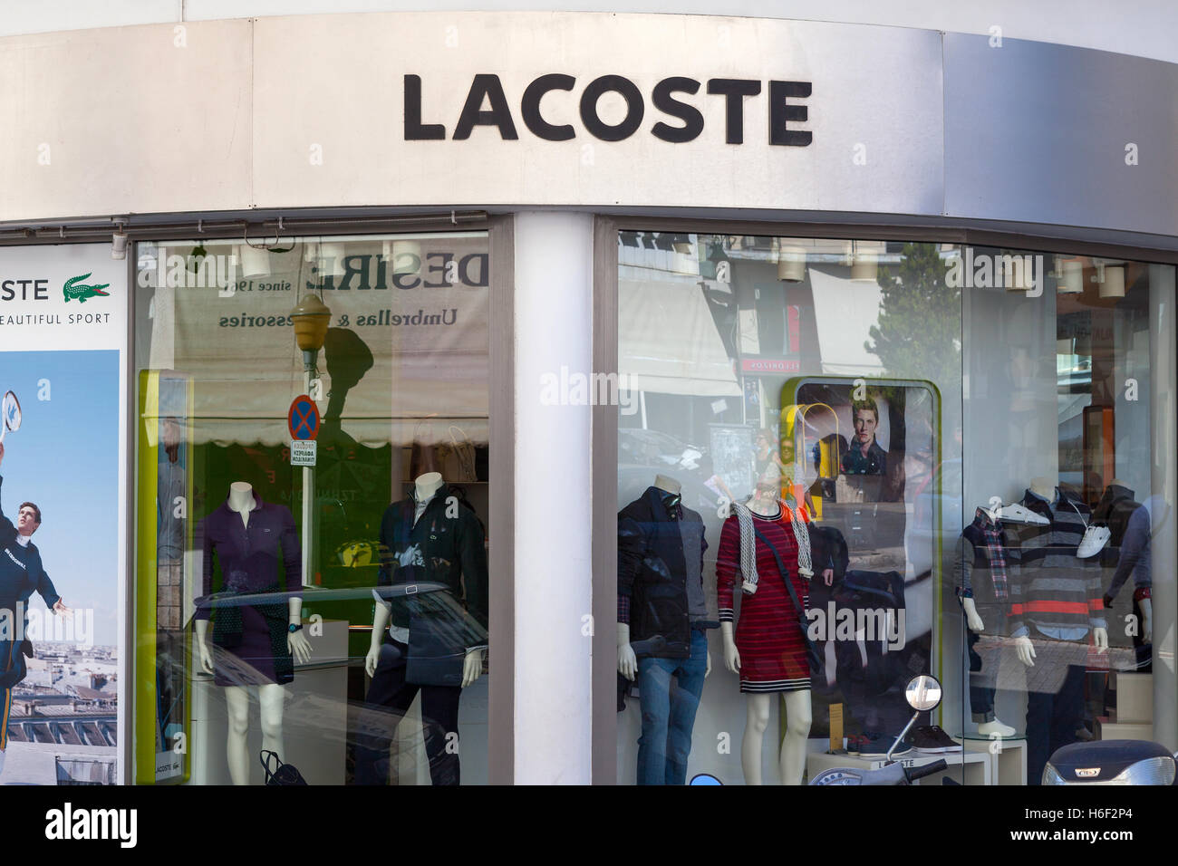 Lacoste firmar en un almacén. Lacoste es una empresa que vende ropa  francesa de alta gama de perfumes, ropa, calzado, artículos de cuero, y la  más famosa polo s Fotografía de stock -