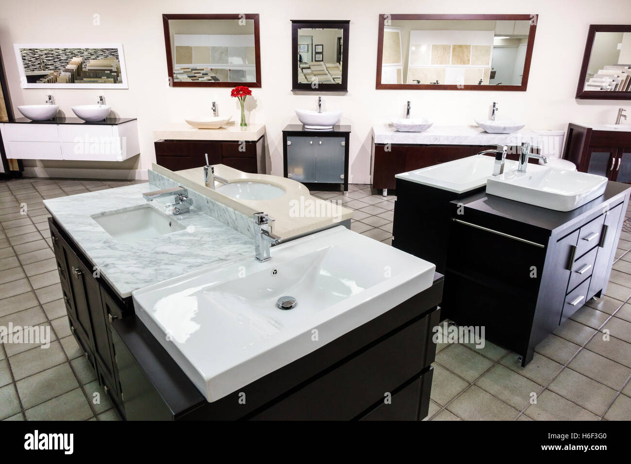 Miami Florida, hogar mejora decoración tienda, interior interior, lavabos, pantalla venta FL160830003 Foto de stock