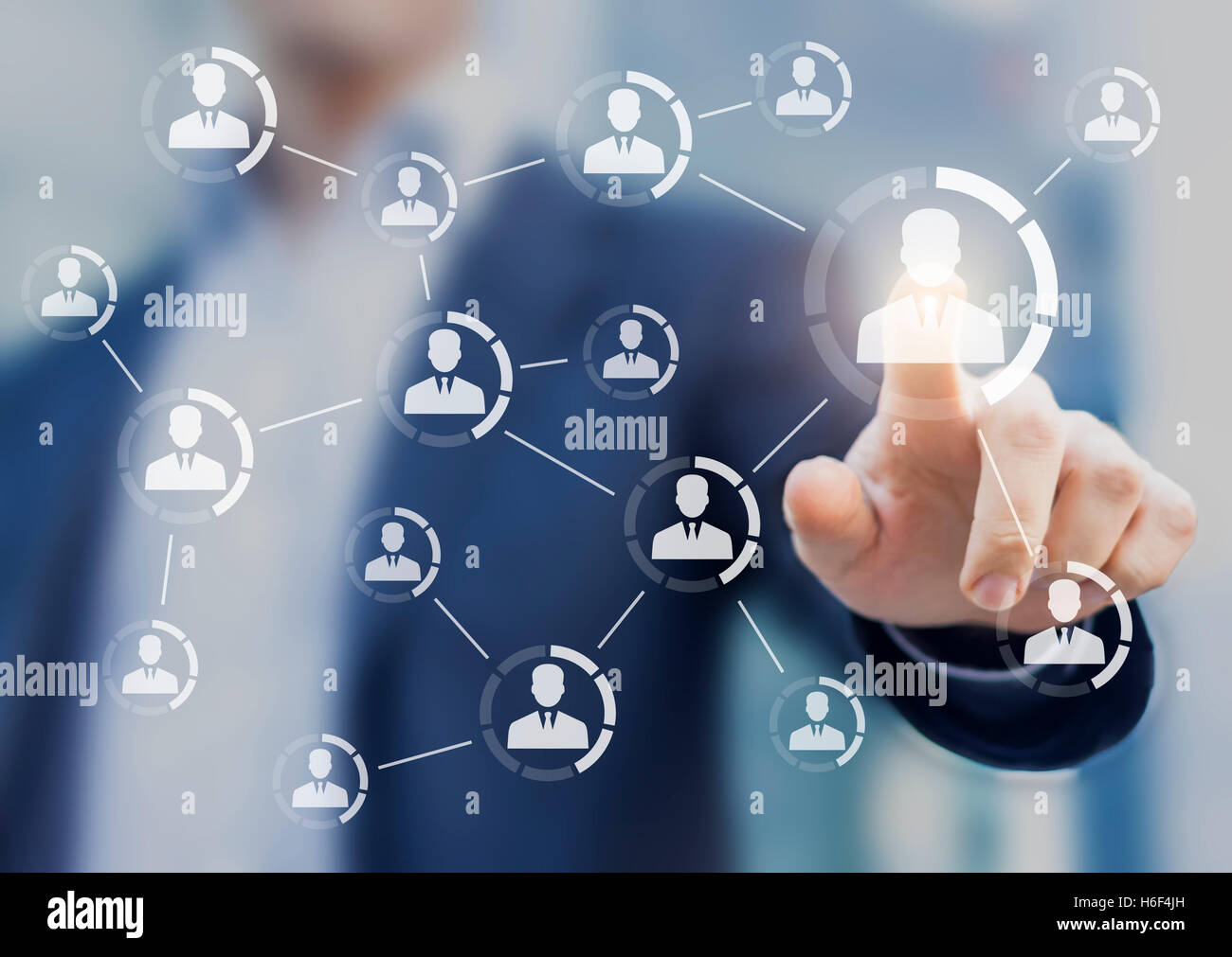 Concepto de networking profesional con iconos de gente de negocios conectados juntos simbolizando un equipo o un grupo de compañeros de trabajo Foto de stock