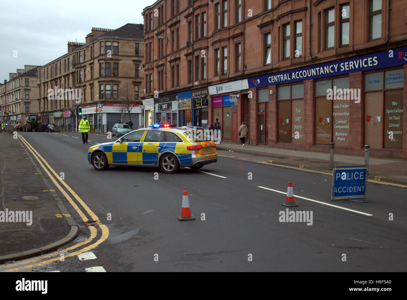 Coche de policía bloques de Escocia en la calle después de un accidente de carretera Foto de stock