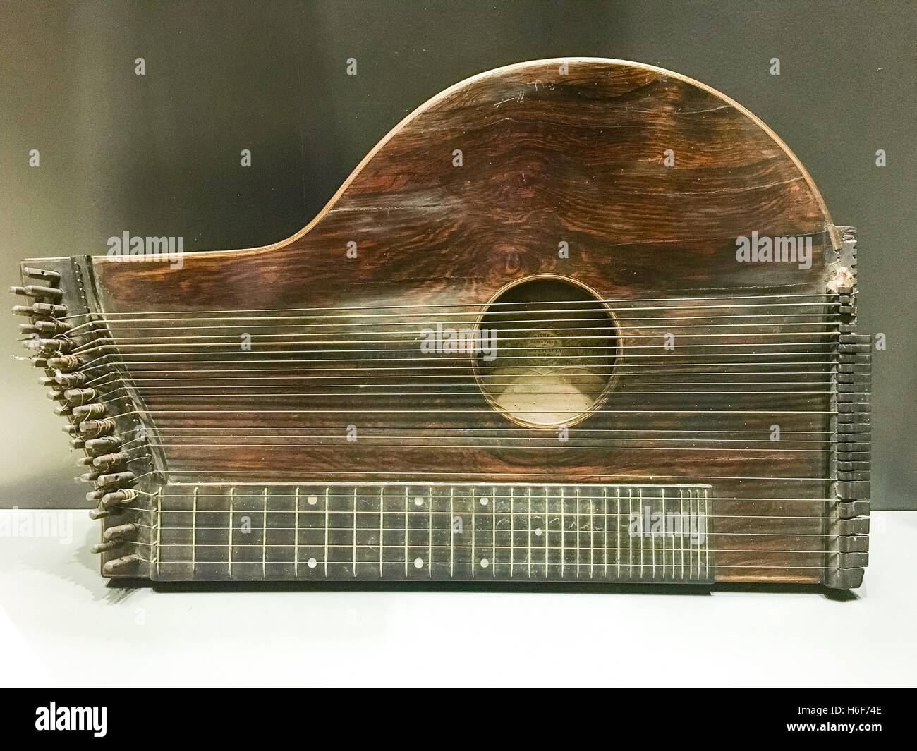 Cítara un instrumento musical tradicional alemán. El comienzo de 19 siglos  Fotografía de stock - Alamy
