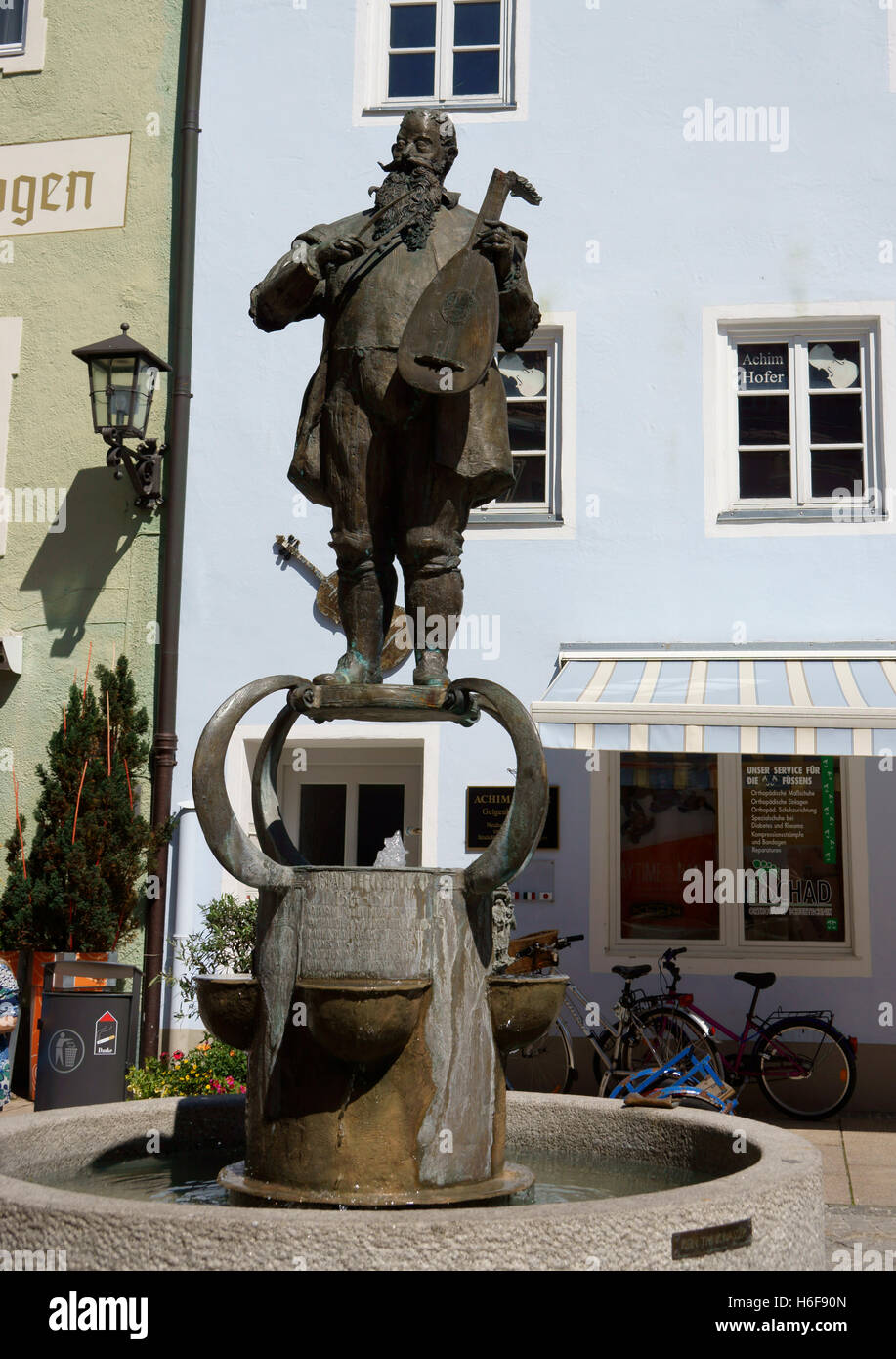 Kaspar Tieffenbrucker estatua, afamado Luthier maker (1514 - 1571), ciudad Füssen, Baviera, Alemania Foto de stock