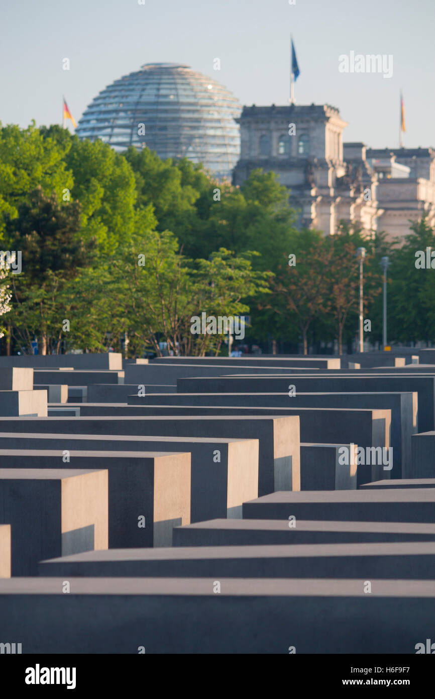 Monumento a los judíos asesinados de Europa con el Reichstag en Berlín Alemania de fondo Foto de stock