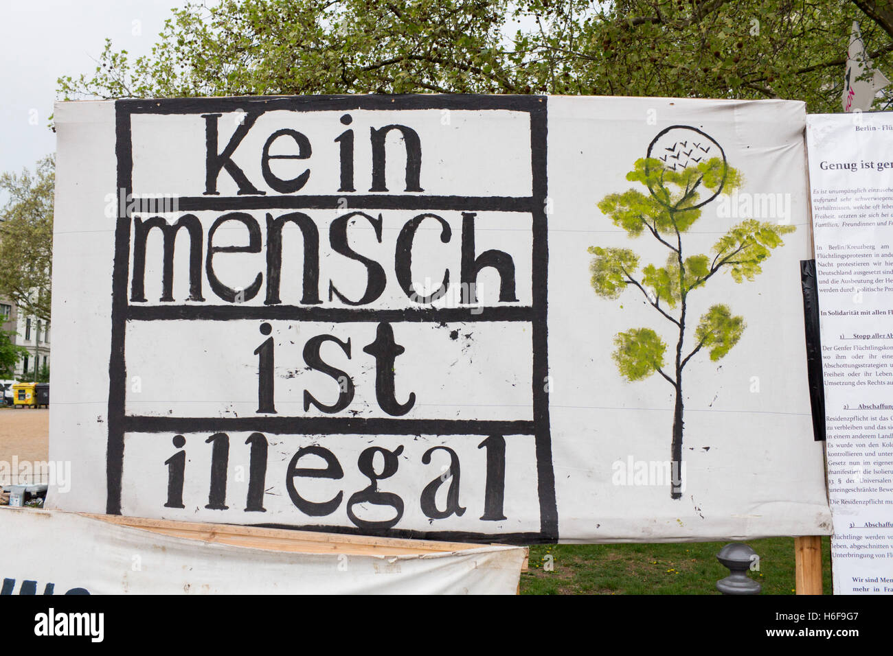 Kein Mensch ist Illegal Nadie es ilegal la bandera en protesta Alemania Berlín Kreuzberg Foto de stock