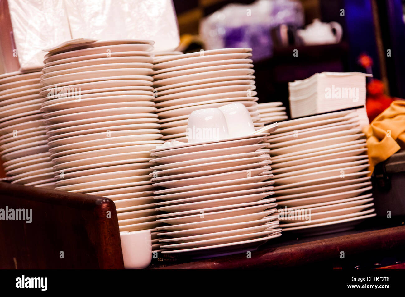 Un montón de china blanca placas en un restaurante. Foto de stock