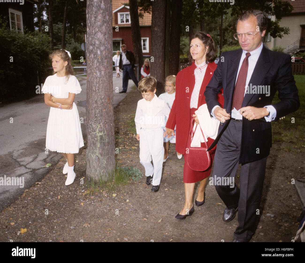 familia-real-dejar-la-escuela-despues-de-graduacion-para-el-principe-carl-philip-y-la-princesa-madeleine-1988-h6fbfh.jpg