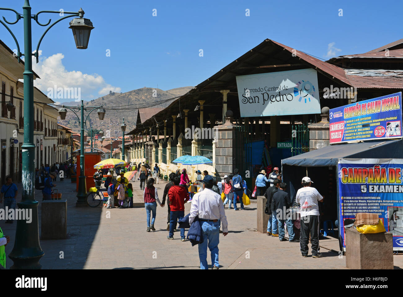 Fuera del mercado al aire libre de San Pedro en el distrito central de la ciudad de Cusco. Foto de stock