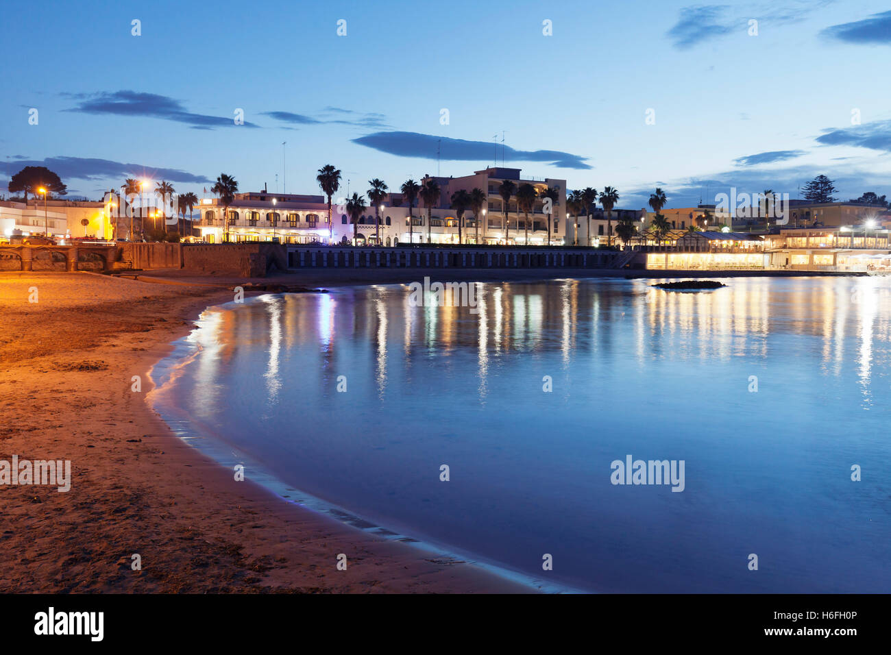 La playa al anochecer, Otranto, Provincia de Lecce, la península de Salento, Puglia, Italia Foto de stock