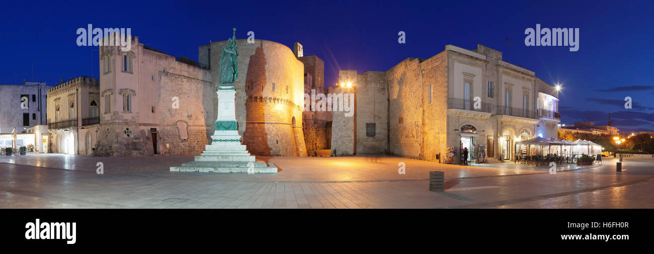 Piazza degli Eroi iluminado en la noche, el centro histórico con la muralla de la ciudad de Otranto, Provincia de Lecce, la península de Salento, Apulia Foto de stock