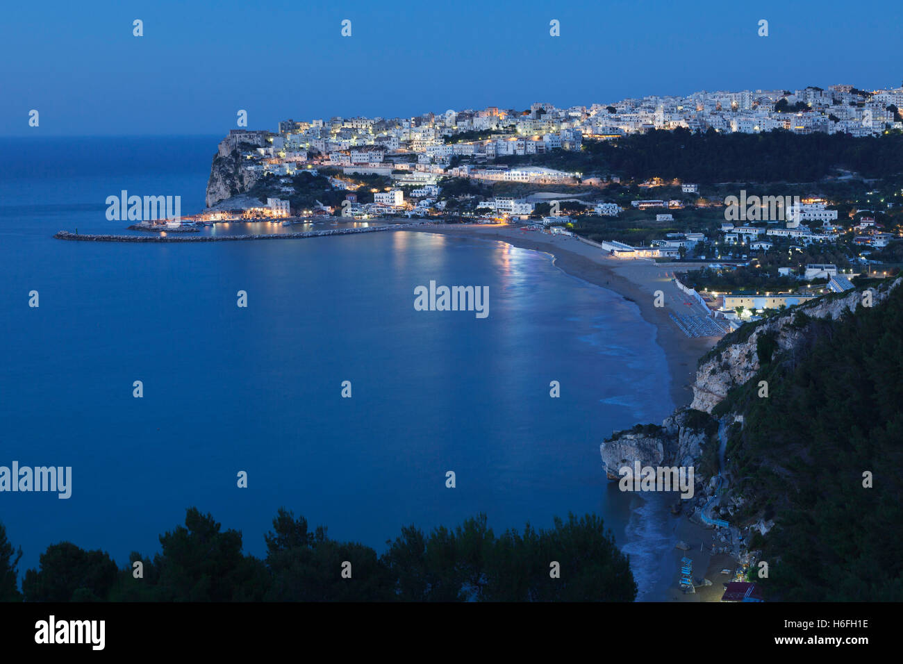 Peschici al anochecer, Gargano, en la provincia de Foggia, Puglia, Italia Foto de stock