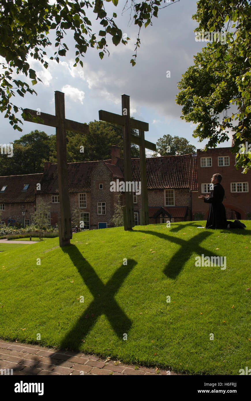 Sacerdotes anglicanos orando en los terrenos de la Casa Santa Englands Nazareth. Little Walsingham North Norfolk. Durante una peregrinación de Walsingham 2006 2000s HOMER SYKES Foto de stock