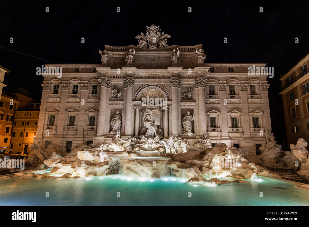 Vista nocturna de la Fontana de Trevi, Roma, Lazio, Italia Foto de stock