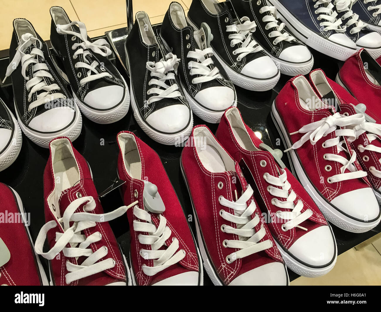 Zapatillas converse negras fotografías e imágenes de alta resolución - Alamy