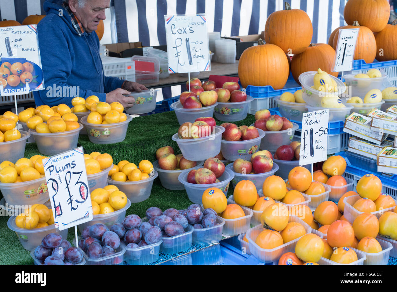Puesto en el mercado de frutas y verduras, el mercado de los viernes, Brentwood, Essex Foto de stock