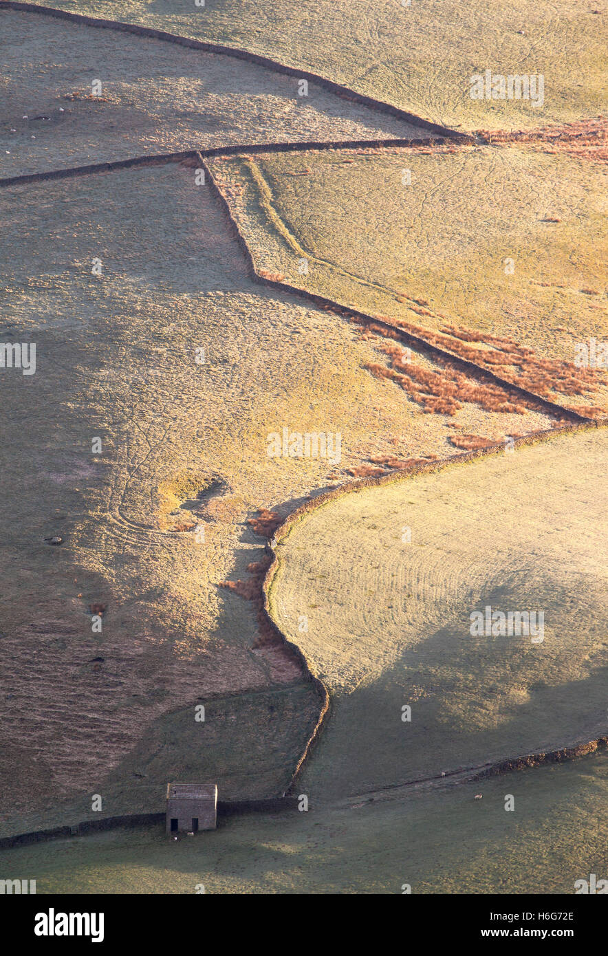 Muros de piedra seca y campo cerca de granero, Skyreholme Wharfedale, visto desde el punto de vista de alto asiento Simons, Yorkshire Dales Foto de stock