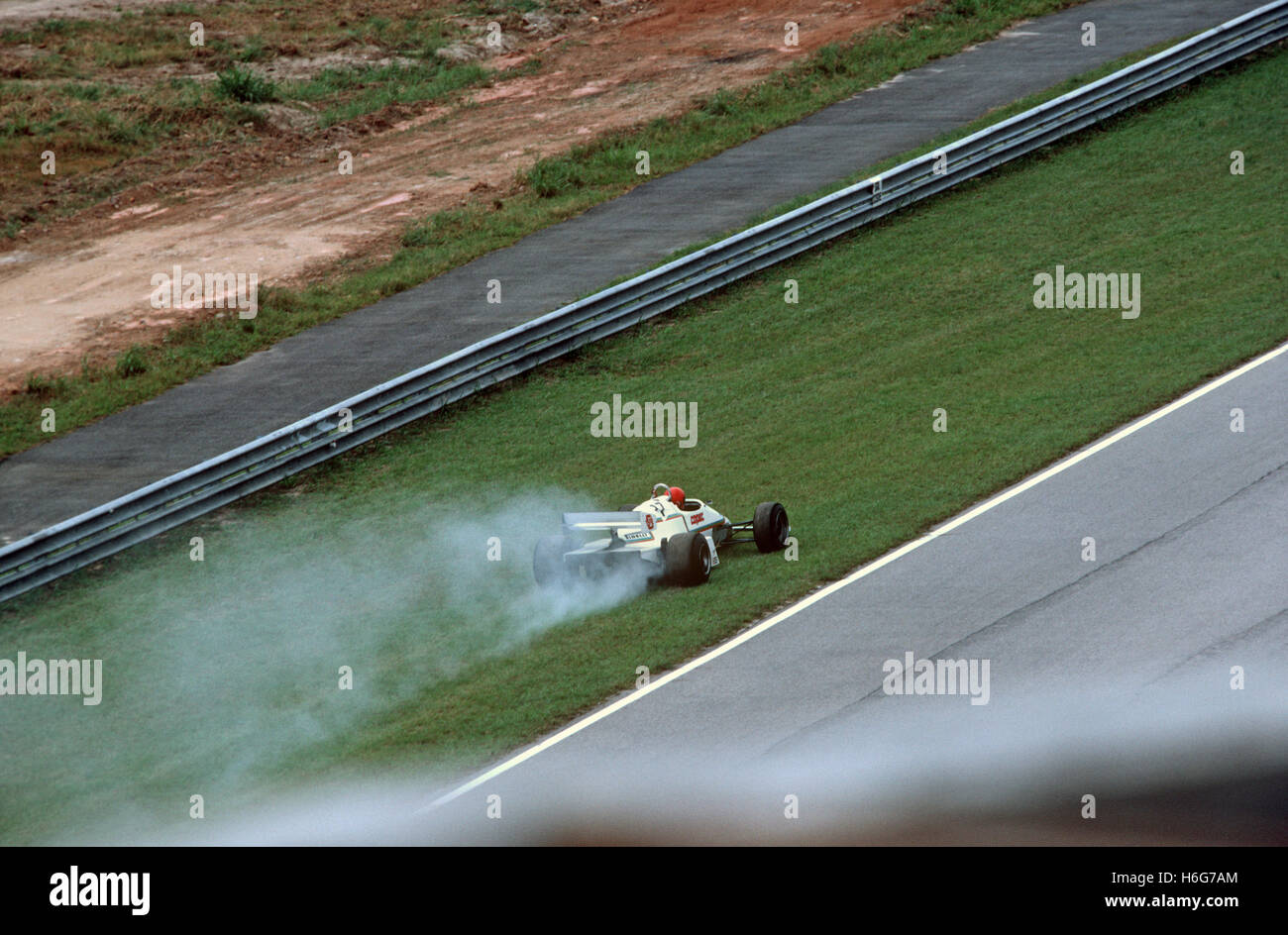 Coche fumador tira fuera de la pista en el circuito de Jacarepaguá, Rio de Janeiro - inicio de la Fórmula 1 del Gran Premio de Brasil Foto de stock