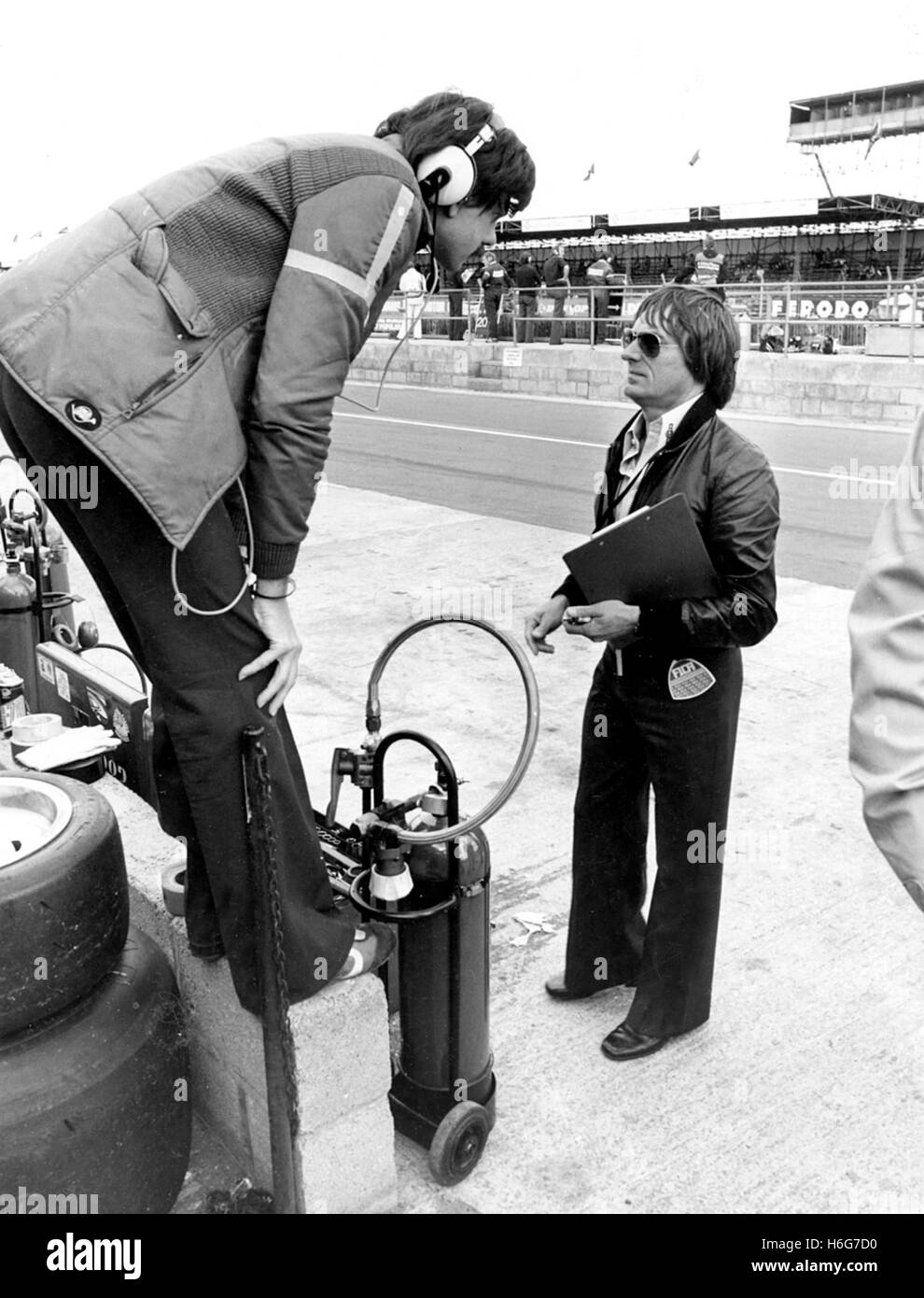 SILVERSTONE GP británico Gordon Murray y Bernie Ecclestone 1977 Foto de stock