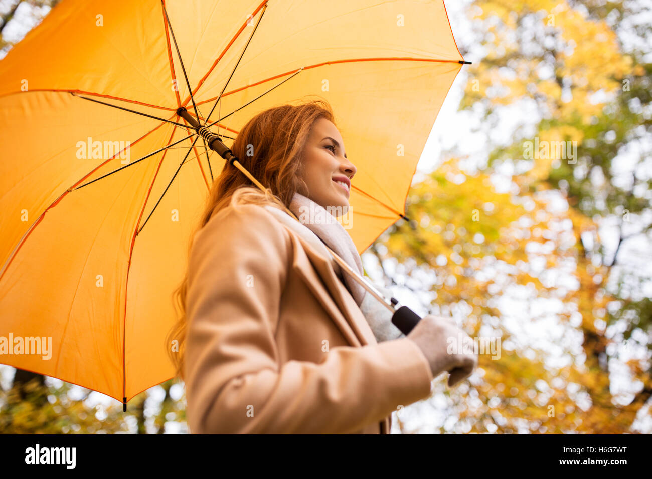 Mujer con paraguas bajo la lluvia fotografías e imágenes de alta resolución  - Página 10 - Alamy