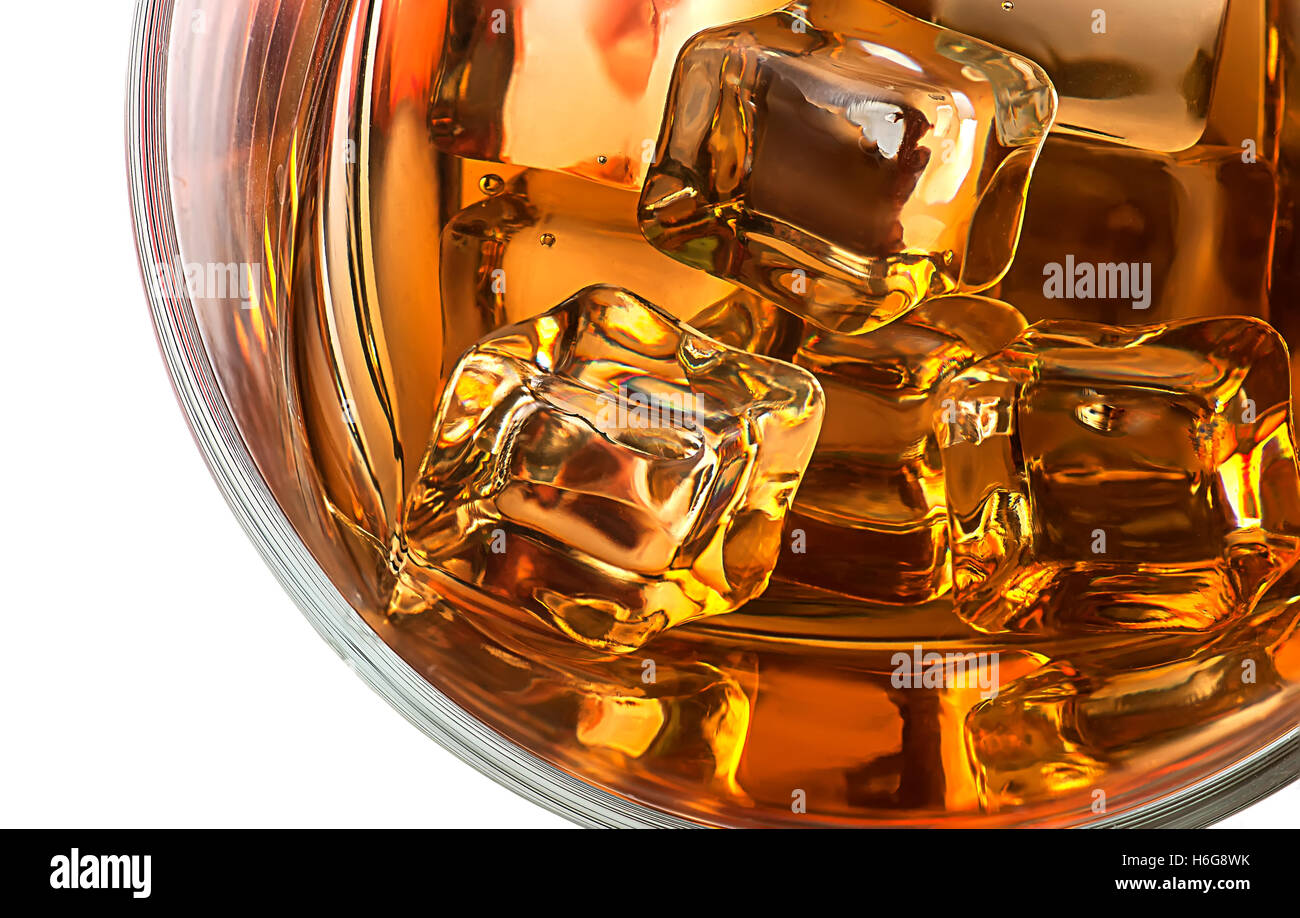 Top closeup de whisky con hielo aislado sobre fondo blanco. Foto de stock