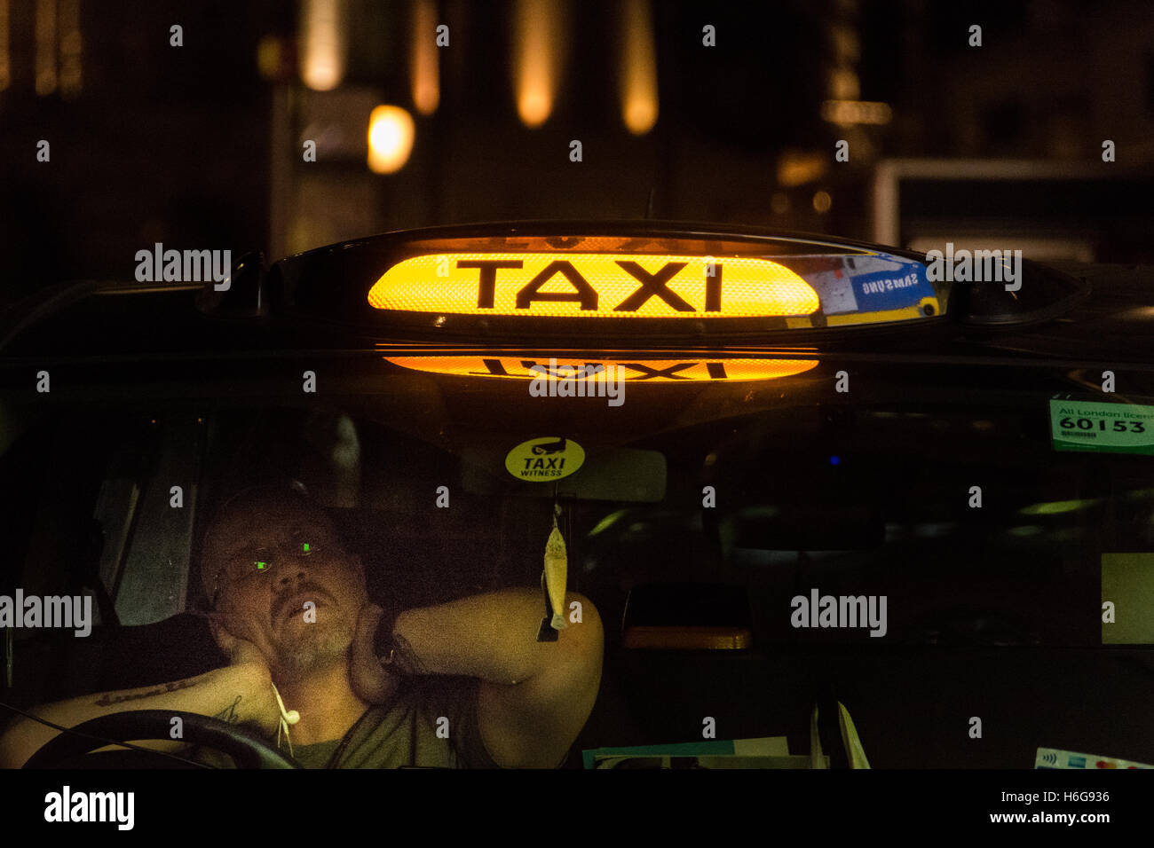Un fatigado black cab taxista en London's West End Foto de stock