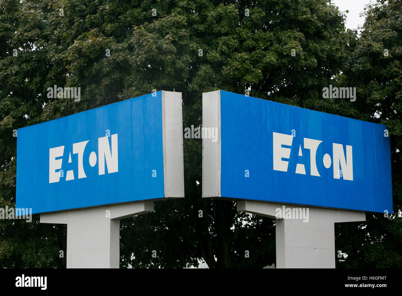 Un logotipo cartel fuera de una instalación ocupada por la Eaton