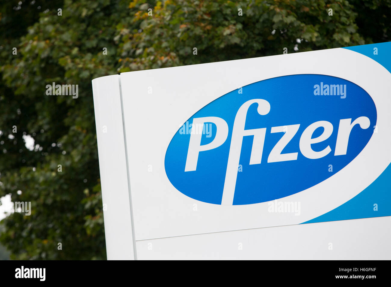 Un logotipo cartel fuera de una instalación ocupada por Pfizer Inc., en Kalamazoo, Michigan, el 16 de octubre de 2016. Foto de stock