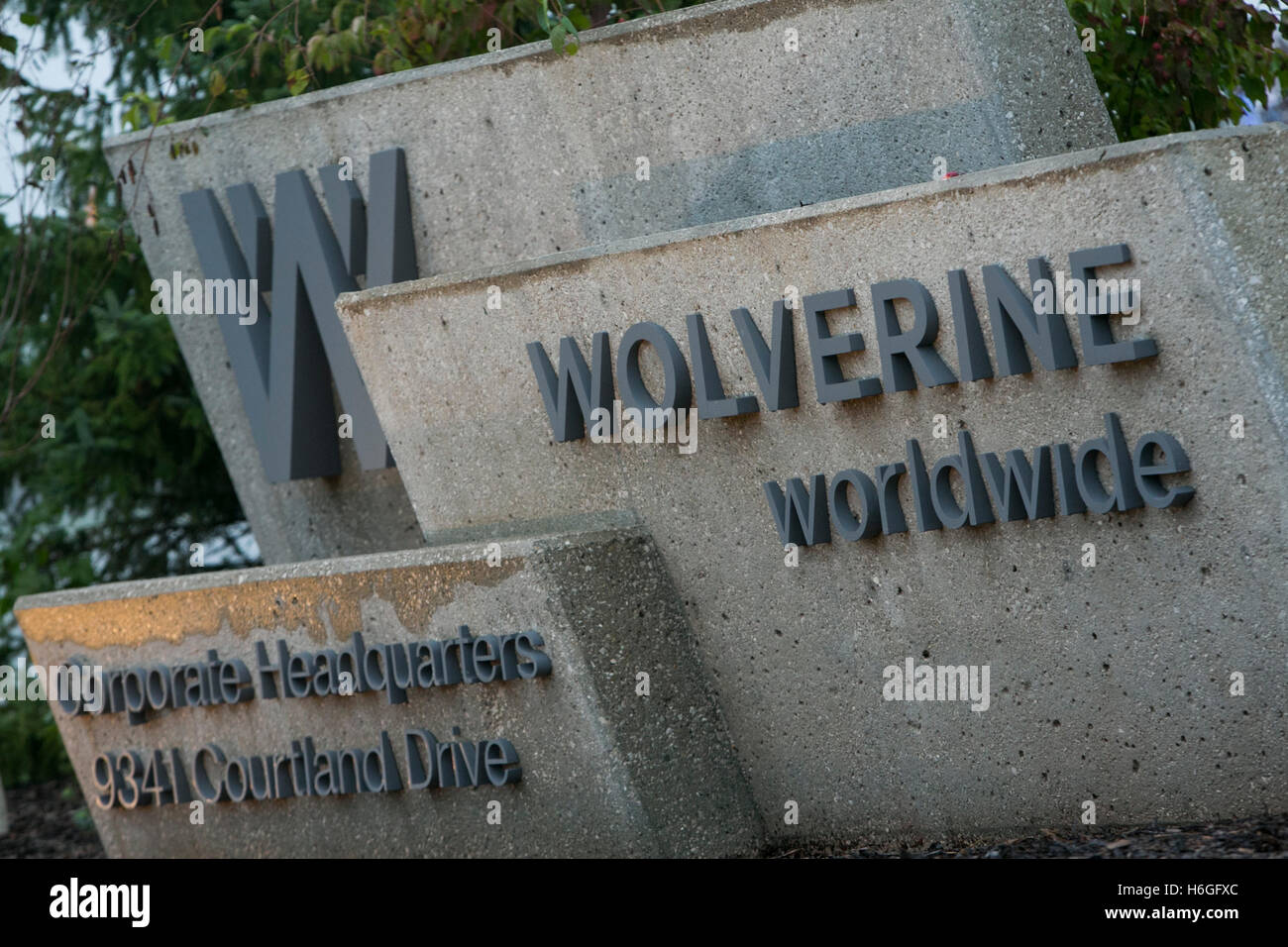 Un logotipo firmar fuera de la sede de Wolverine Worldwide en Rockford, Michigan, el 16 de octubre de 2016. Foto de stock
