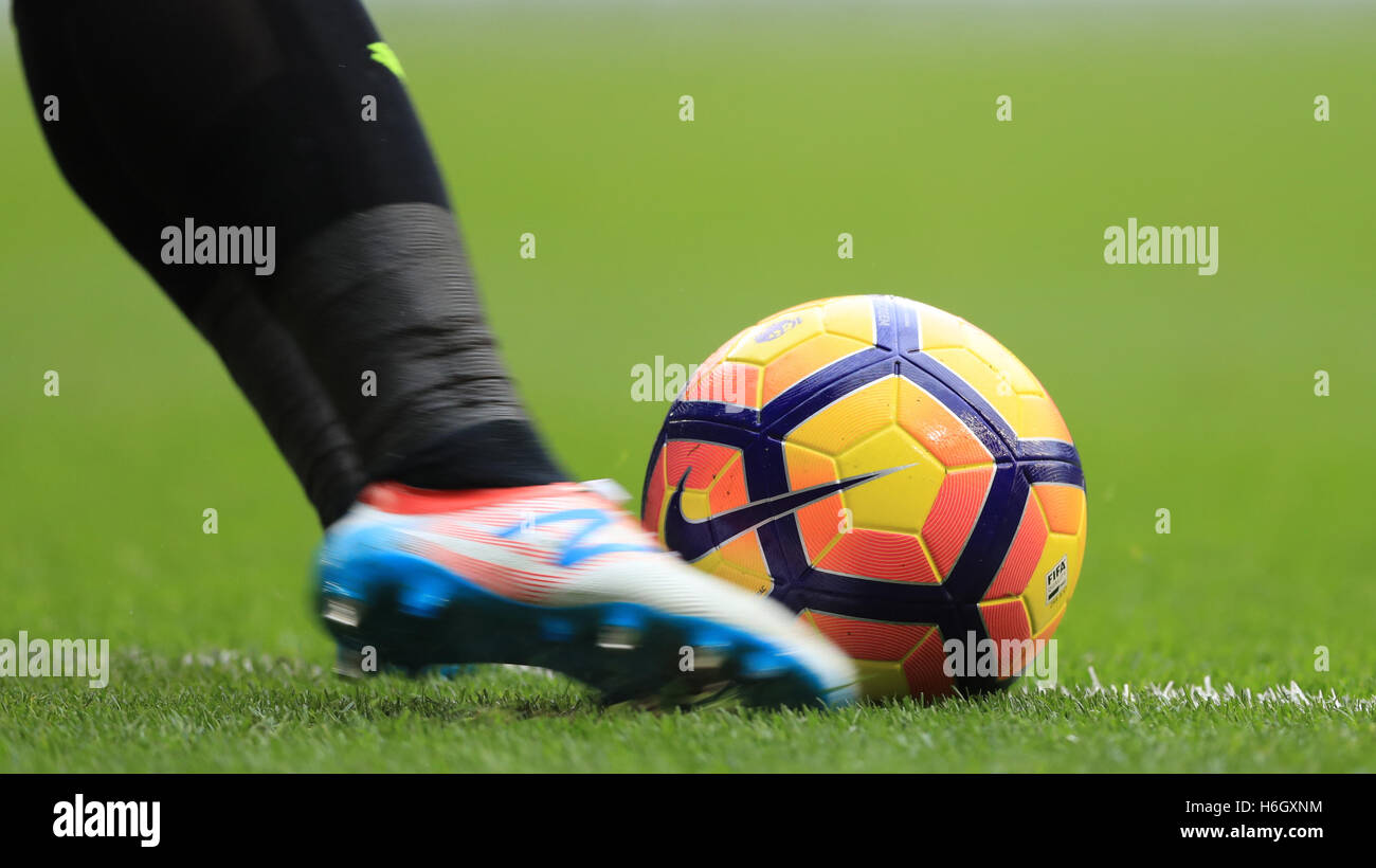 Una visión general de un balón de máquina Nike AerowTrac que se está  pateando durante el partido de la Premier League en White Hart Lane,  Londres. PRENSA FOTO DE ASOCIACIÓN. Fecha de