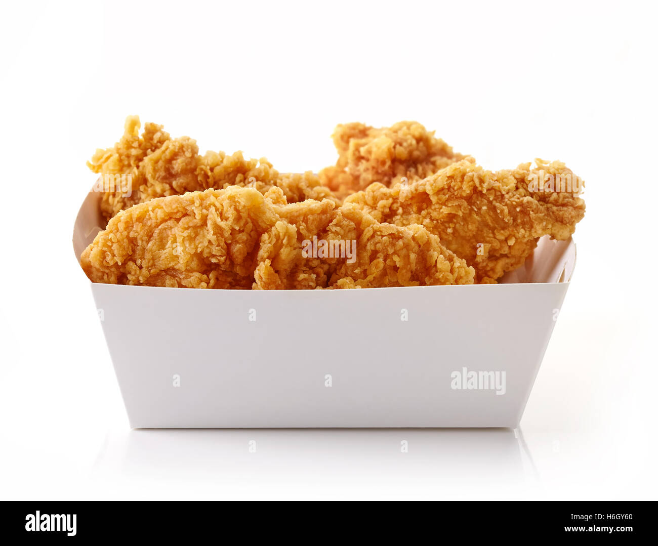 Filete de pollo empanizado frito en caja de cartón blanco aislado sobre  fondo blanco Fotografía de stock - Alamy