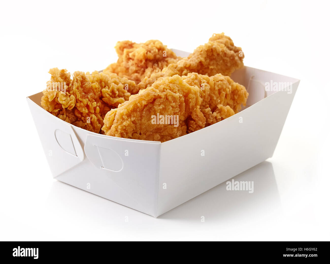 Filete de pollo empanizado frito en caja cartón blanco aislado sobre fondo blanco Fotografía de stock - Alamy