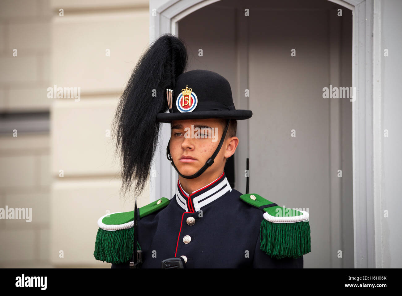 Un soldado, uno de los guardias del rey, fuera del Palacio Real, en Oslo, Noruega Foto de stock
