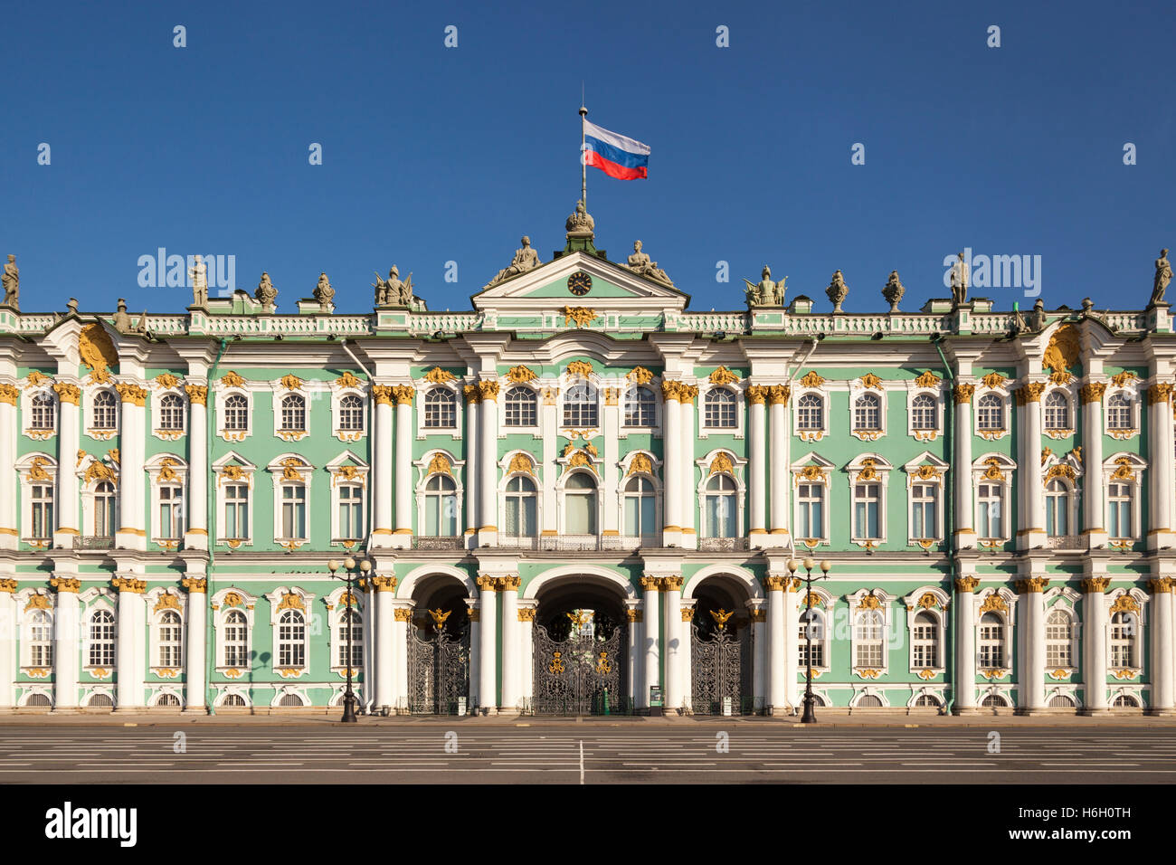 El Palacio de Invierno, el Museo del Hermitage, desde la plaza del palacio, San Petersburgo, Rusia Foto de stock