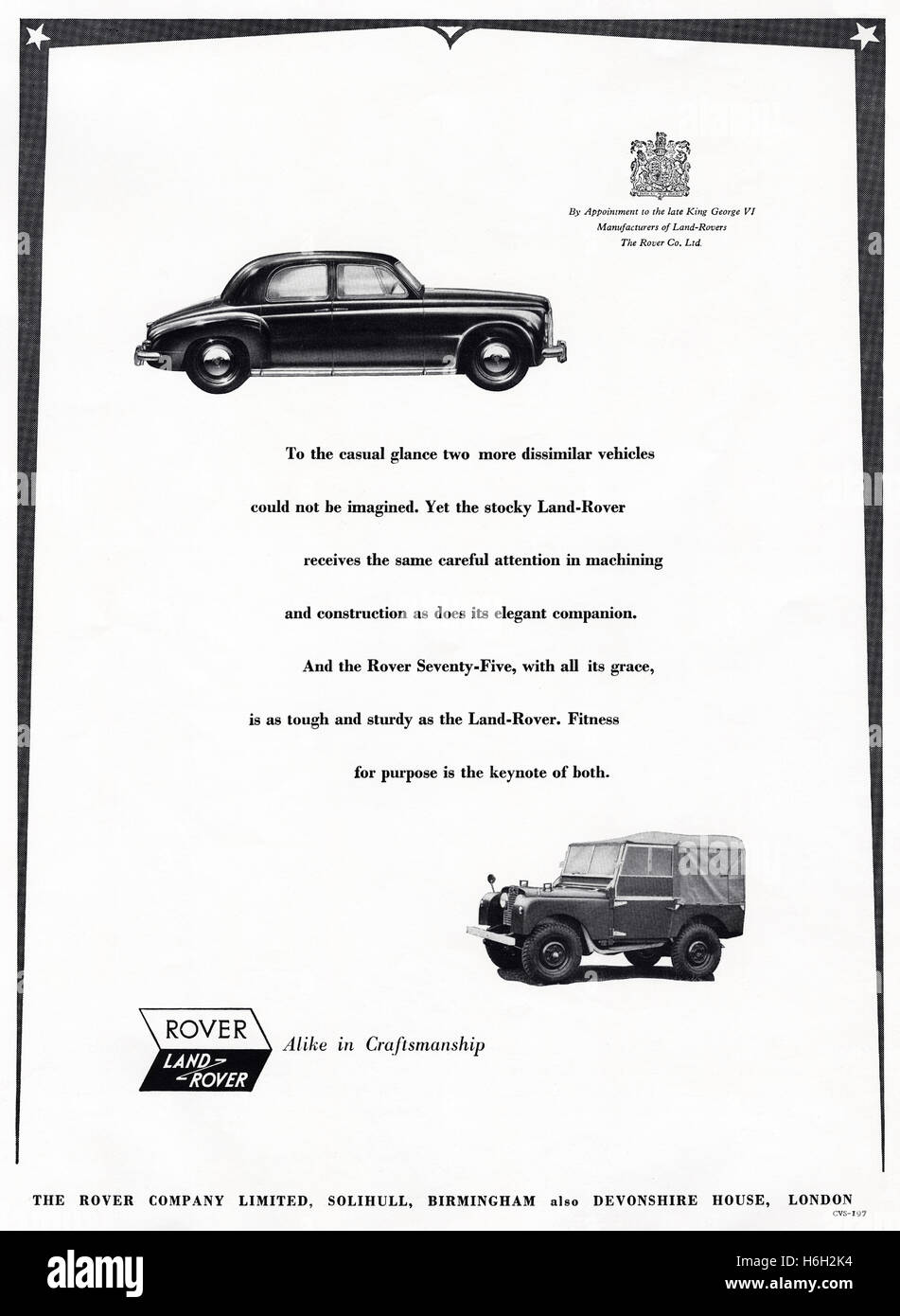 1950 anuncio publicitario del antiguo original vintage 50s revista inglesa fecha 1953 Anuncio para Rover y Land Rover autos por nombramiento real Foto de stock