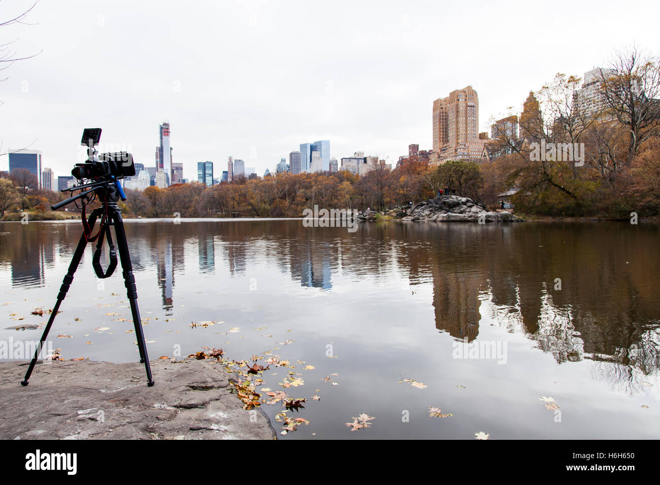Sobre un trípode de cámara DSLR, filmando el Parque Central del lago con  las torres residenciales de Central Park West (principios de los 70s  calles) en t Fotografía de stock - Alamy