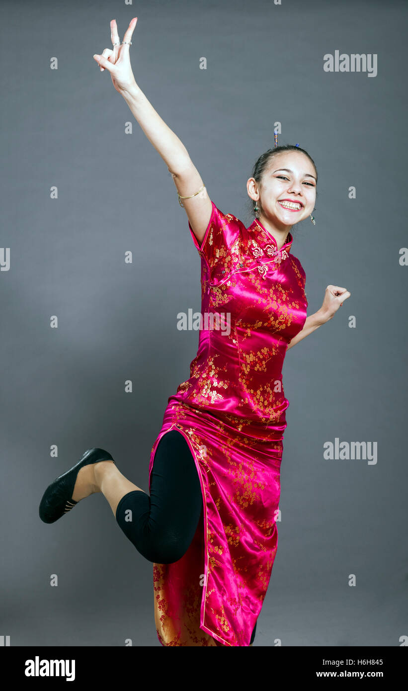 Foto de estudio de una mujer en sus veinte, vistiendo ropa tradicional china y están generalmente muy lindo. Foto de stock