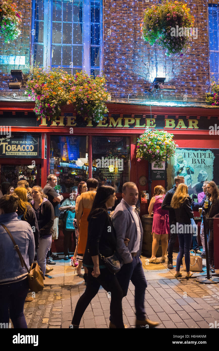 La vida nocturna en el barrio de Temple Bar de Dublín, República de  Irlanda. La zona es un barrio muy animado, con muchos bares y restaurantes  Fotografía de stock - Alamy