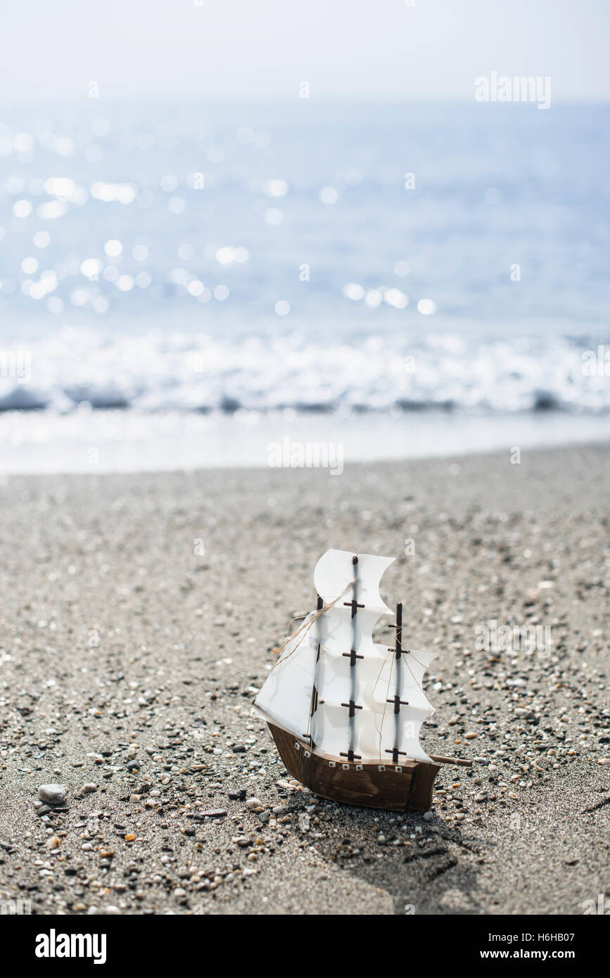 Modelo de barco de vela en la playa Foto de stock